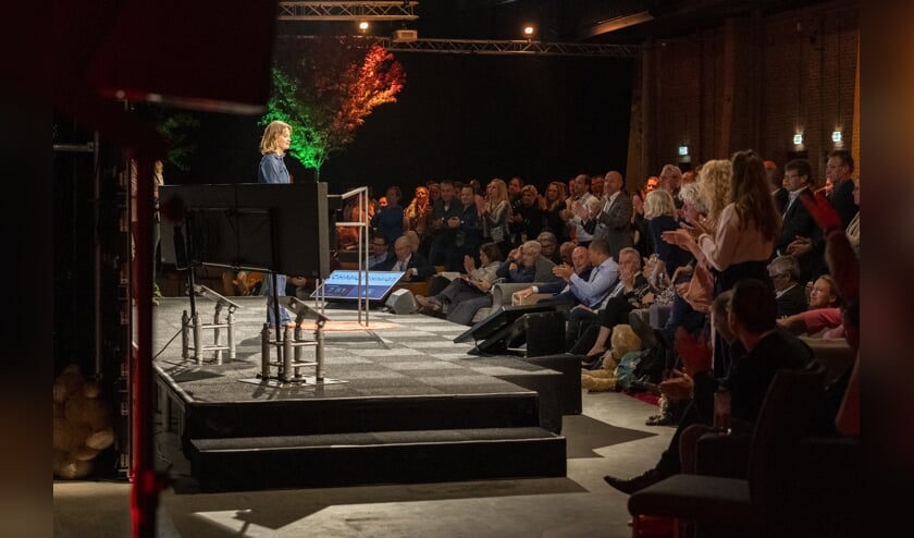 Staande ovatie voor Lotte Klaver.