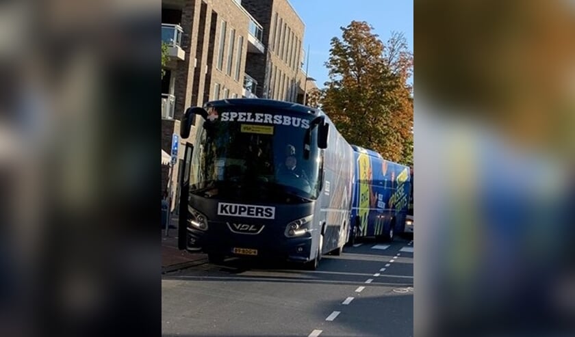 Spelersbussen worden ingezet voor reizigers. (Foto: Van B.)