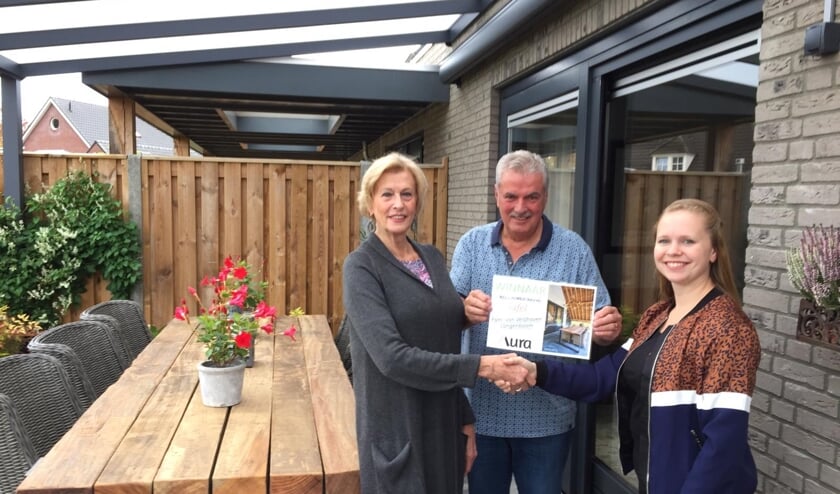 Ellen en Gerard van Veldhoven wonnen een 'Reclaimed Wood'-tafel van Deponti ter gelegenheid van het 10-jarig bestaan van Aura. Rechts: Esmee Dreesen van Aura.