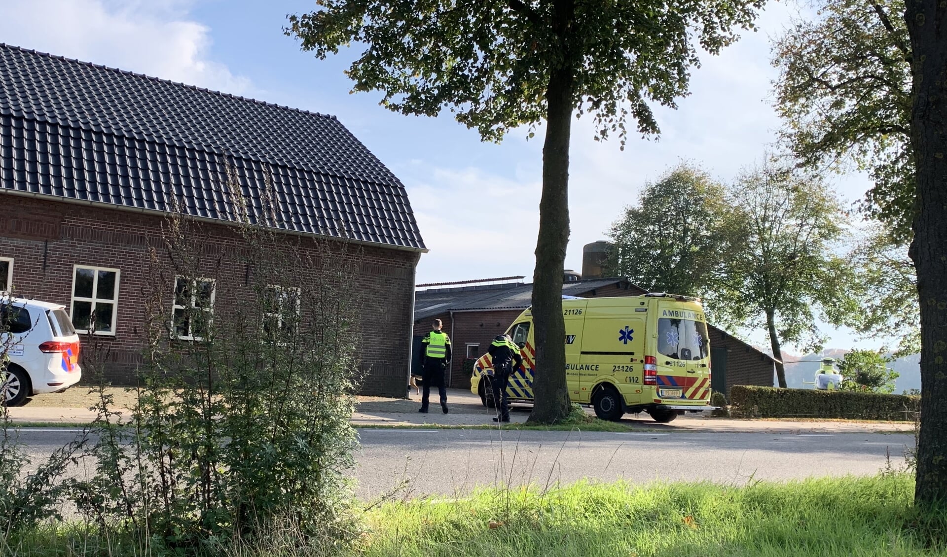 Politie onderzoekt incident met gewonde wielrenner en mogelijke doorrijder in Langenboom.
