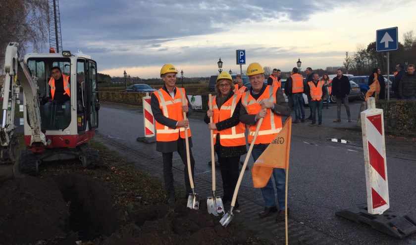 Naast wethouder Van Rooijen staan Lianne van der Aa, wethouder Sint-Michielsgestel en Jos van der Klauw, directeur van Glasvezel buitenaf.