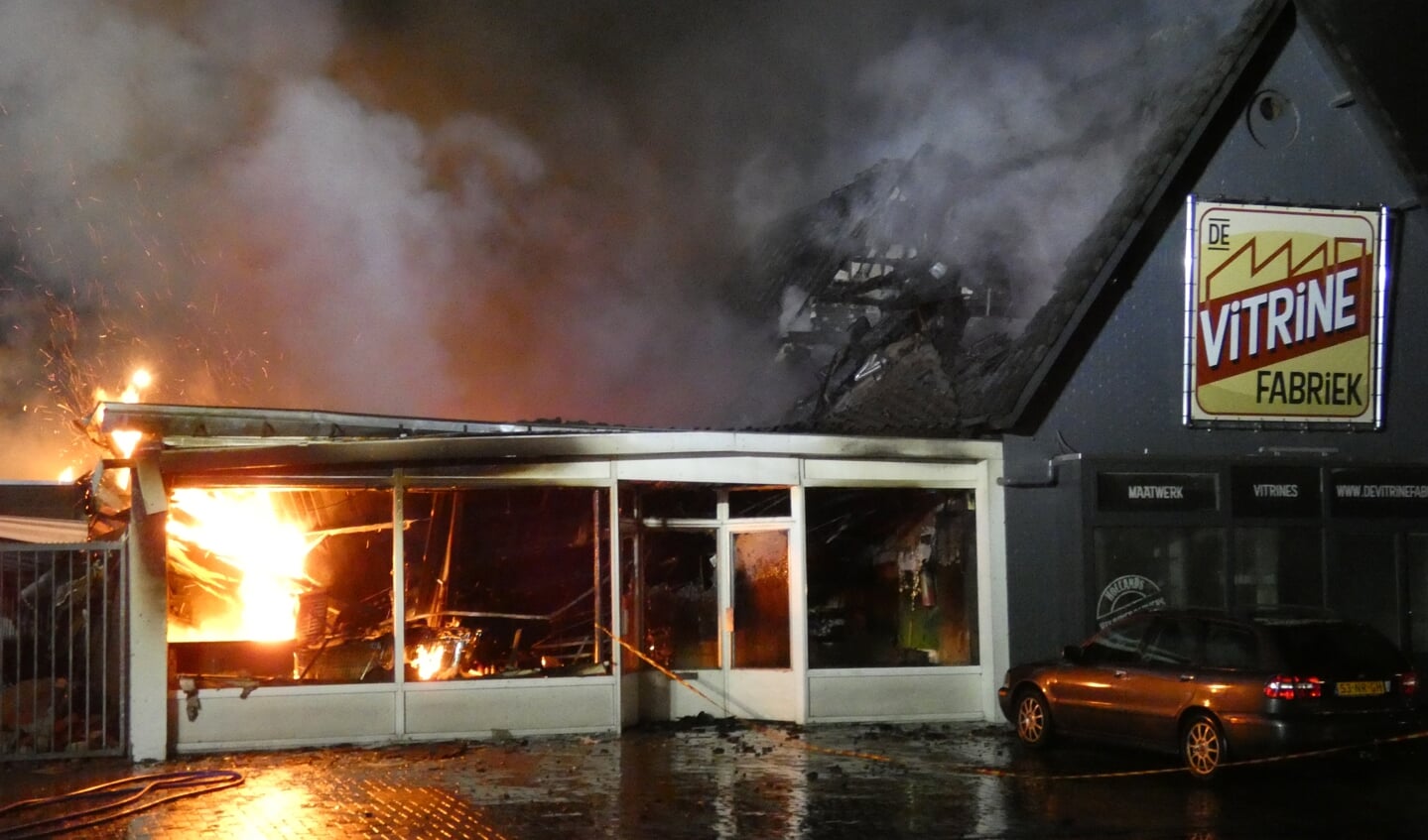 Brand verwoest supermarkt en De Vitrinefabriek in Willibrordusweg. (Foto: Thomas)