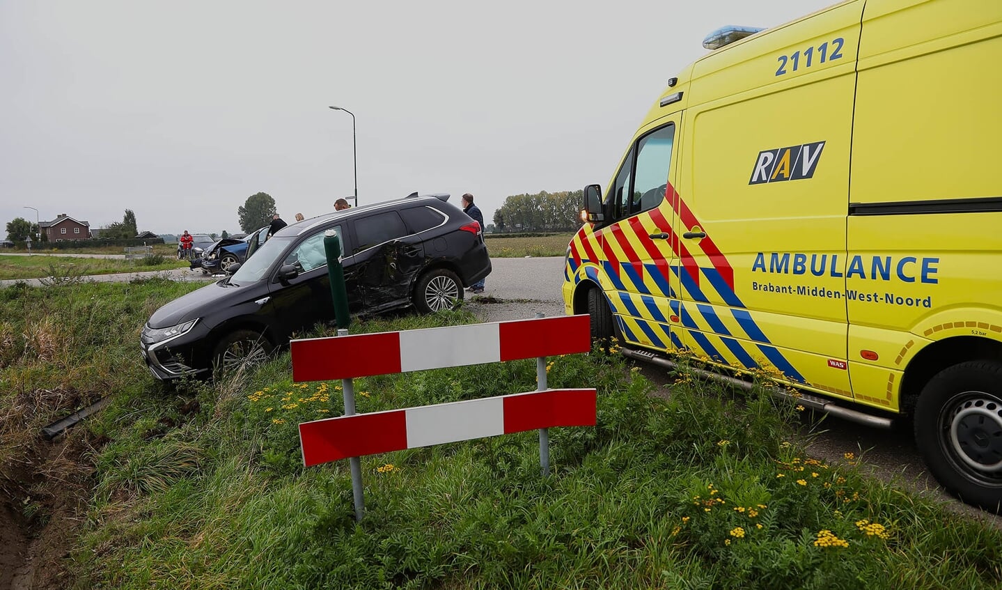 Auto's botsen op beruchte kruising Gewandeweg / Huizenbeemdweg. (Foto: Gabor Heeres / Foto Mallo)