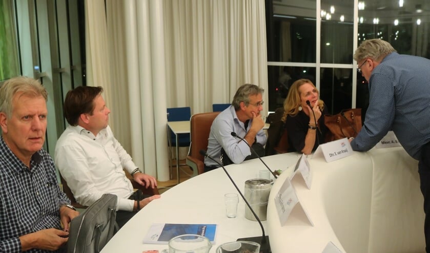 Astrid Bannink (LPG) en fractiegenoten in gesprek met Ben Peters (CDA).