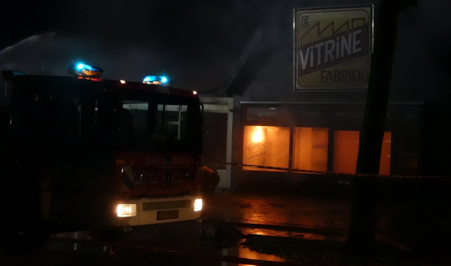 Brand verwoest supermarkt en De Vitrinefabriek in Willibrordusweg. (Foto: Thomas)