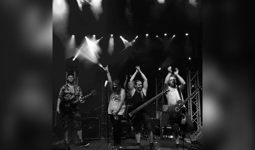 Strange Sympathy, een rommelende hard-rock band uit Schijndel, treed zondag op.