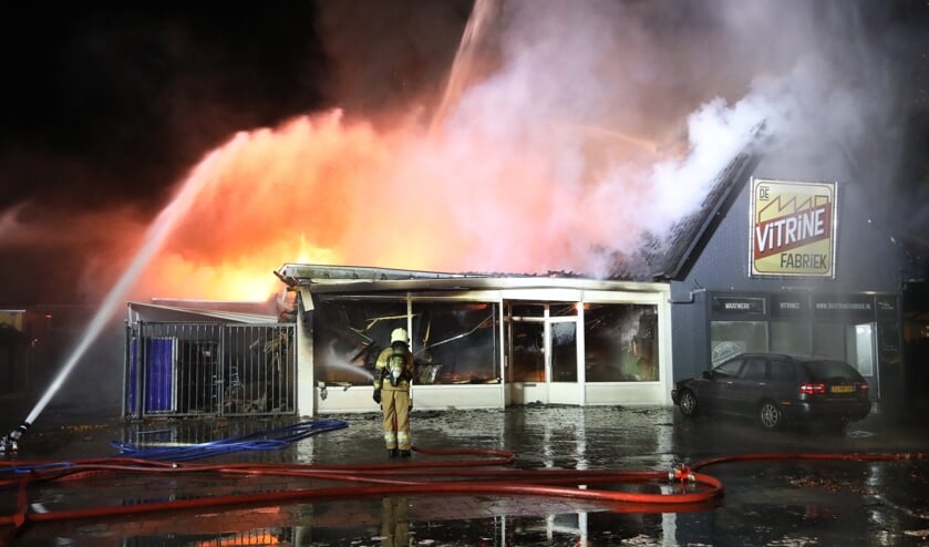 Uitslaande brand verwoest panden in Willibrordusweg. (Foto: Gabor Heeres / Foto Mallo)
