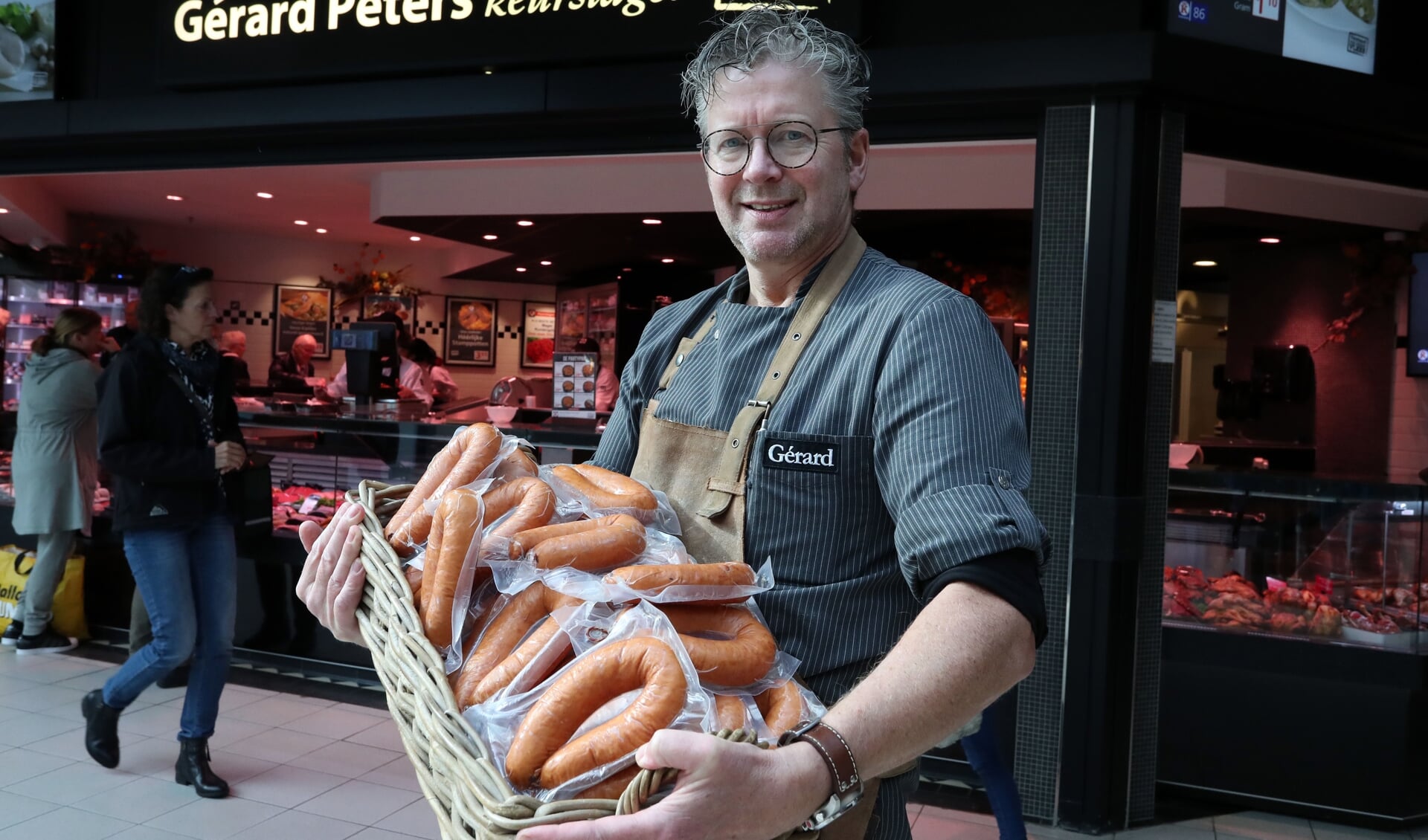 Gérard Peters met bekroonde rookworsten.