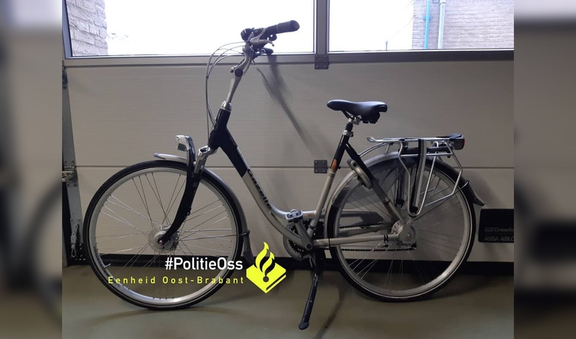 Politie zoekt eigenaar van gestolen fiets. (Foto: Facebook politie Oss)