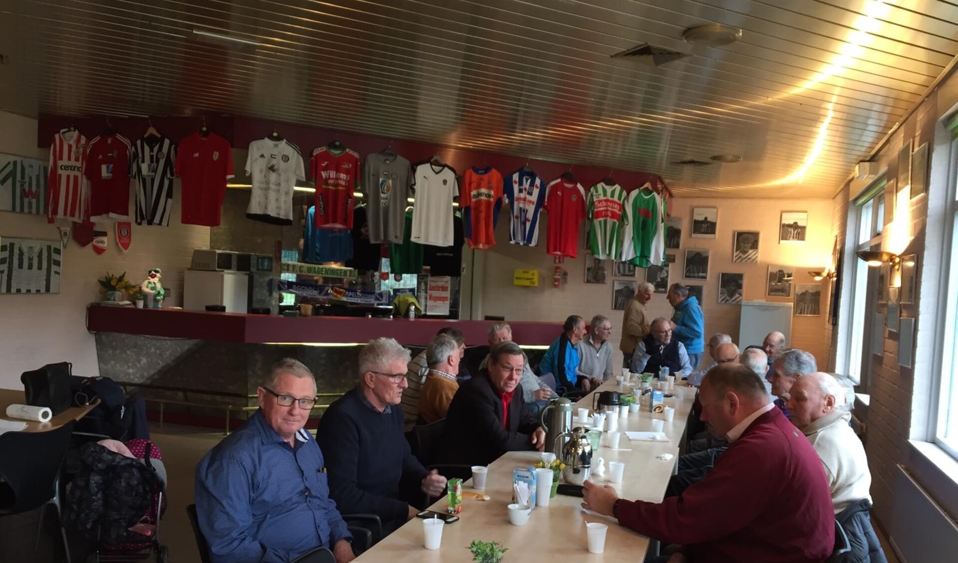 Eus van Vijfeijken (geheel links) met oud-spelers van FC Wageningen in de kantine van De Wageningse Berg. 