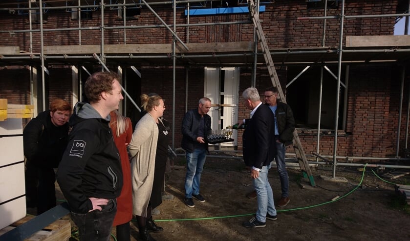 De toekomstige bewoners van de CPO-woningen aan de Kamille in Boxmeer proostten vrijdag op het bereiken van het hoogste punt.