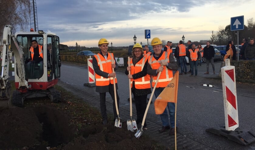 Wethouder van Meierijstad Harry van Rooijen (R) en Jos van der Klauw (L), directeur van Glasvezel Buitenaf, in betere tijden.