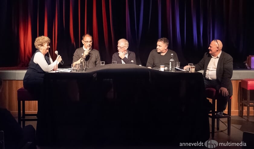 V.l.n.r: debatleider Paula van Hout, Mark van de Veerdonk, Peer Verkuijlen, Jos van Vonderen en Rob Vrolijk van De Grens.