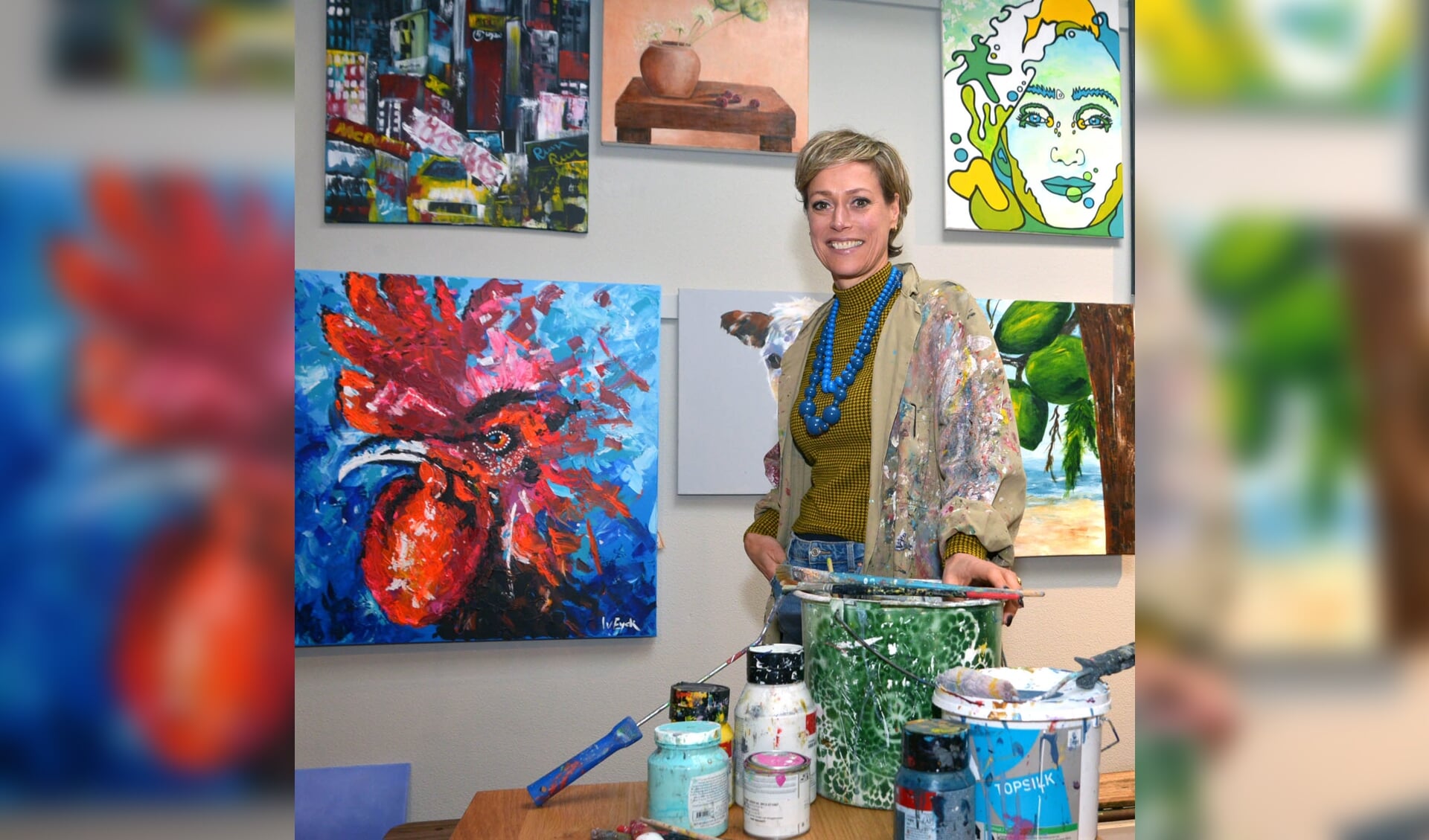 Simone bij een aantal kunstwerken van haar cursisten. (foto: Henk Lunenburg)