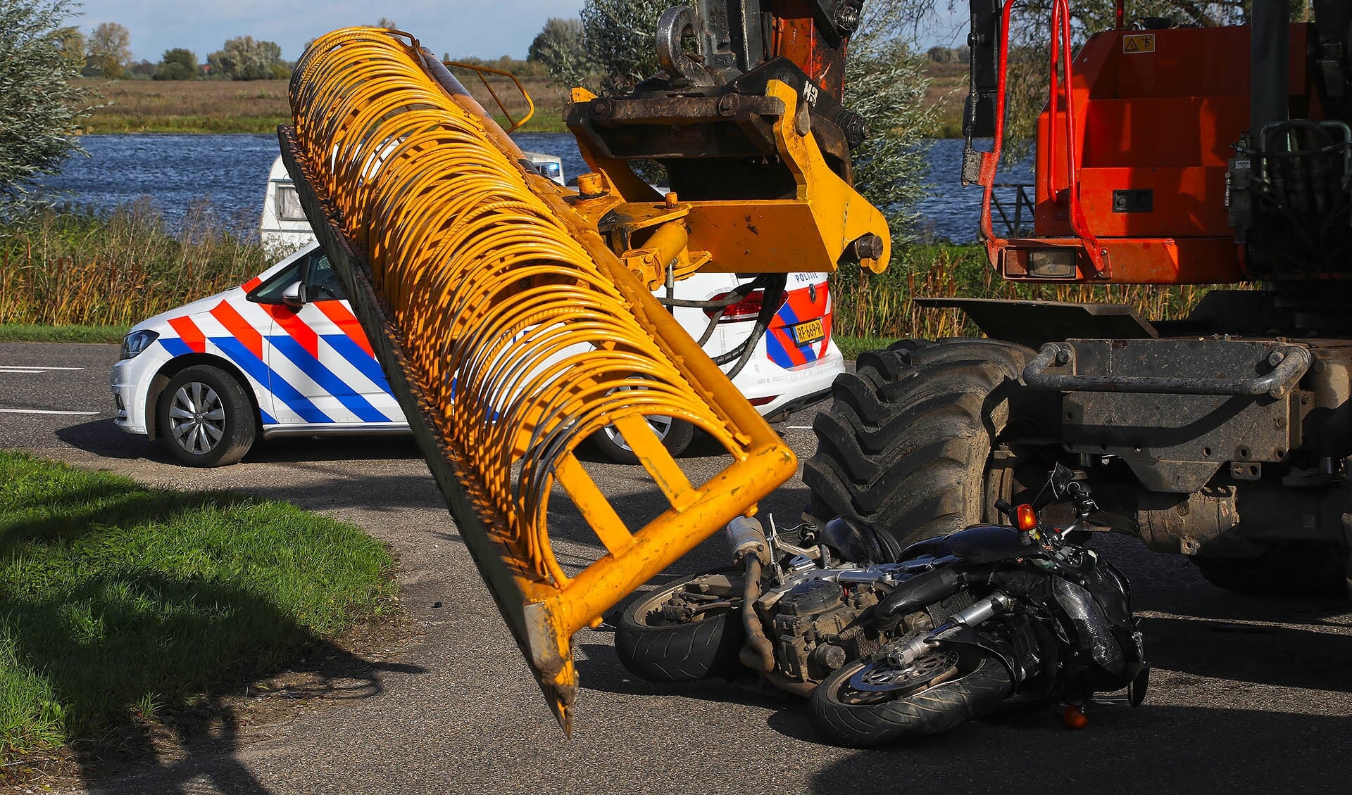 Motorrijder gewond na ongeval met landbouwvoertuig. (Foto: Gabor Heeres / Foto Mallo)