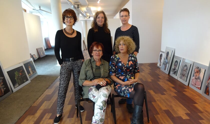 V.l.n.r: staand Mieke Robben, Caroline Willems en Dorette Gerrits. Zittend Bets van Boxel en Margreet Blaas (foto: Ankh van Burk)