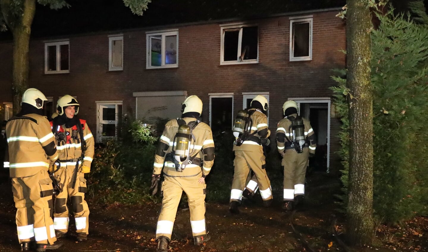 Woningbrand in Overlangel; geen gewonden. (Foto: Marco van den Broek, Foto Mallo)