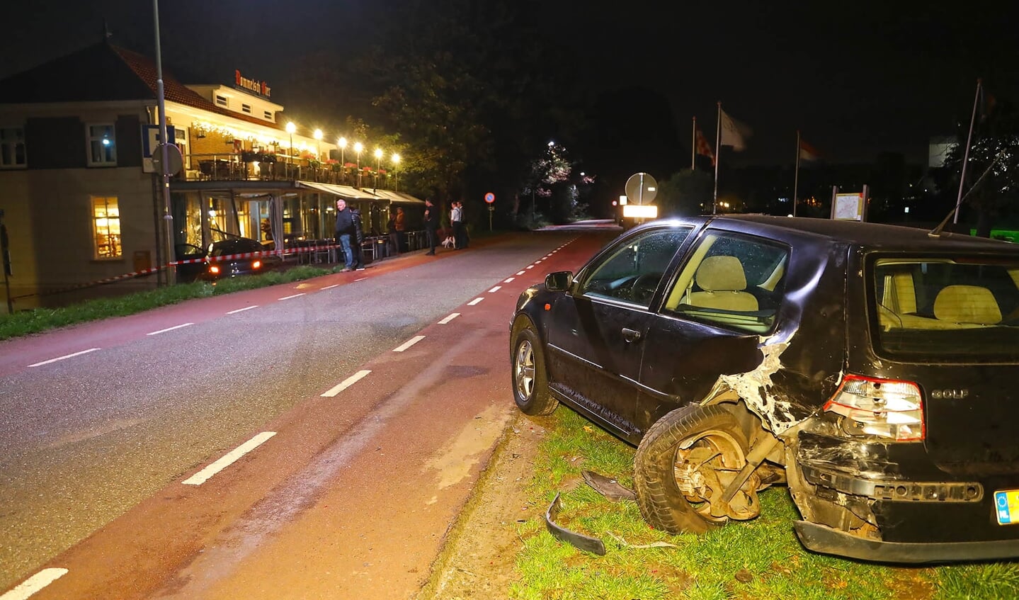 Automobilist rijdt tegen geparkeerde auto's en serre van 't Veerhuis. (Foto: Gabor Heeres / Foto Mallo), 