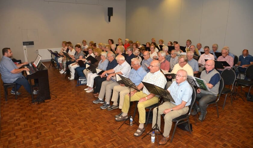 Koor Viva la Musica tijdens een repetitie. (foto: Henk Lunenburg)