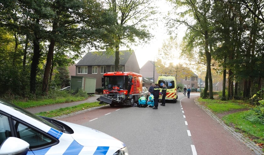 Jonge fietsster komt onder veegwagen en raakt gewond.