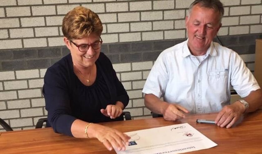 Carla van der Loos (voorzitter VIP) en Ad van der Velden (voorzitter Herpinia).
