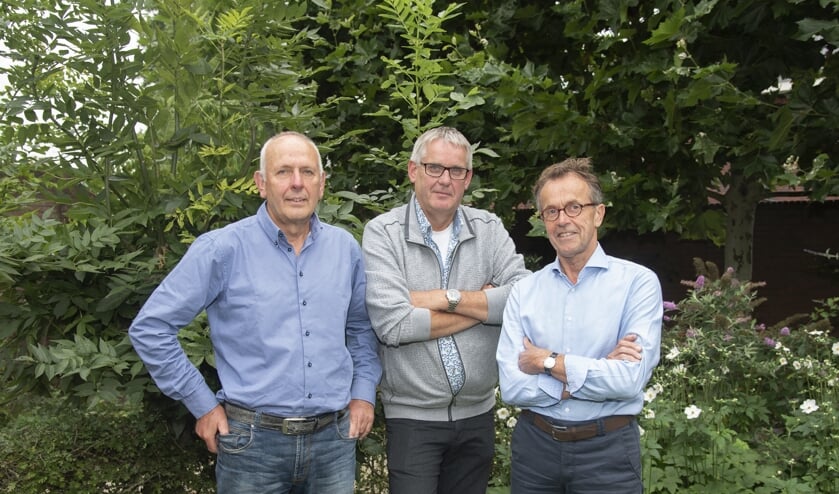 De kartrekkers achter wandelroute ’t Kattepedje. V.l.n.r.: Cees Josephs, Jan Suijkerbuijk en Tijs van de Hulsbeek. (tekst en foto: Henny Lenkens).  