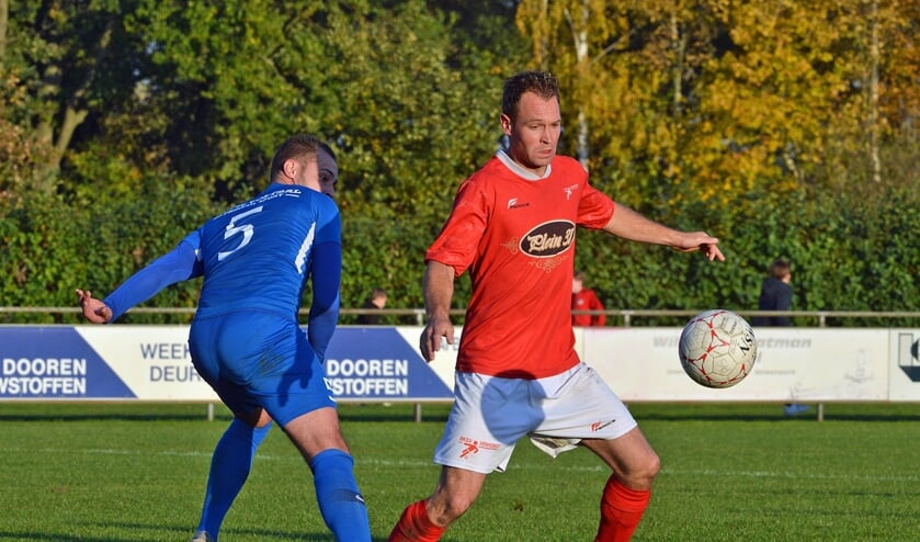 Thijs van sleeuwen blijft in balbezit tijdens Venhorst- Real Lunet