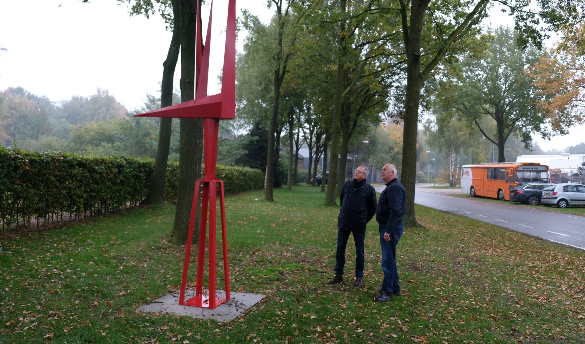 Voorzitter Tom Frenken en bestuurslid Teun Theunissen van de Stichting Cultuurbehoud Milsbeek naast 'De Vuurvogel'.