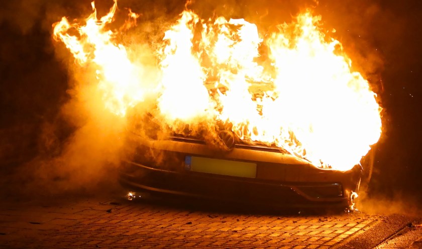 De auto in de Kapelsingel. (Foto: Gabor Heeres / Foto Mallo)