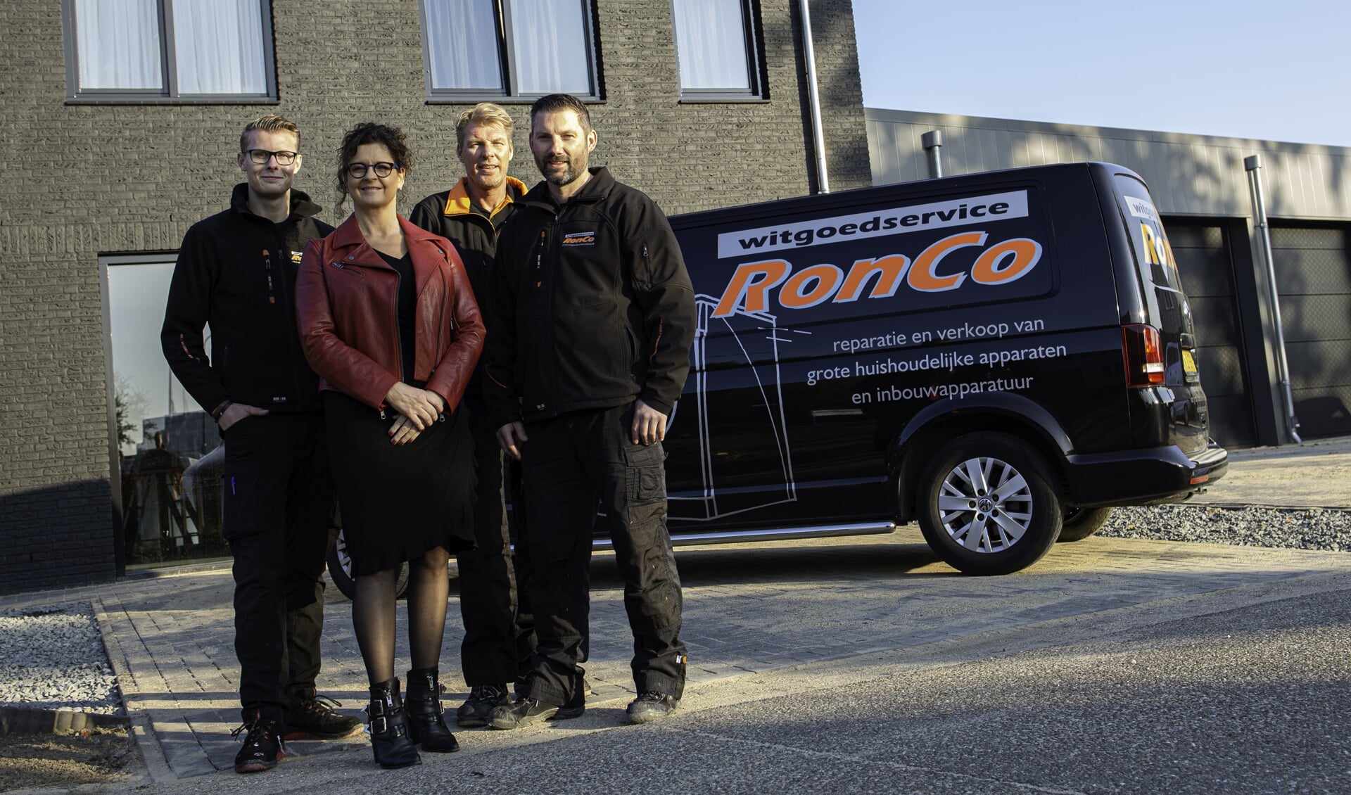 Witgoedservice RonCo viert het 15-jarig bestaan. Op de foto staan Ronnie Cornelissen, Wim van Silfout, Niek de Koning en Monique Verbiesen.