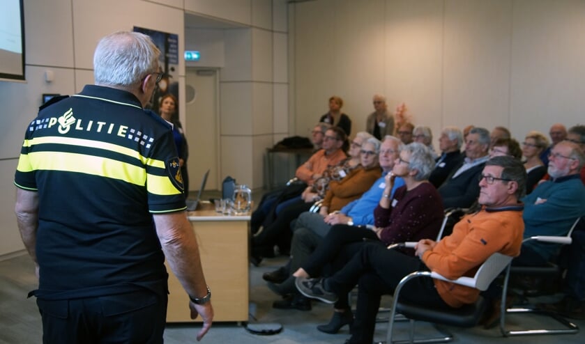 De politie sprak over veilig wonen en veilig bankieren.