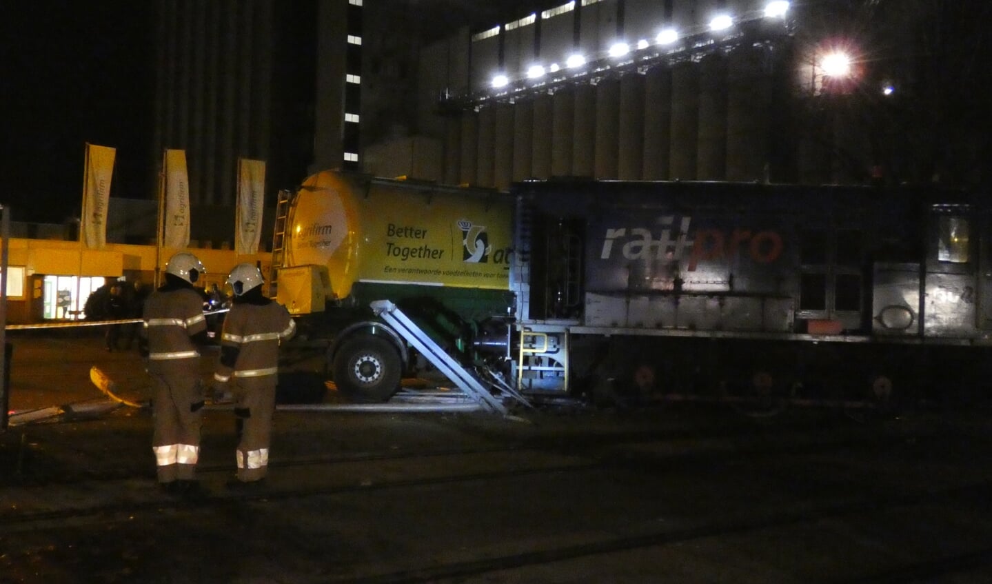 Botsing goederentrein en vrachtwagen op Waalkade. (Foto: Thomas)