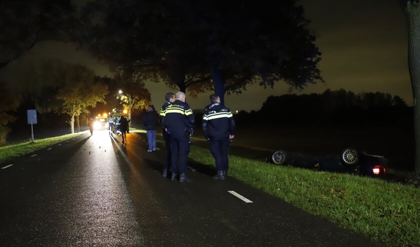 Auto's botsen frontaal op elkaar op de Hoogeweg in Escharen.