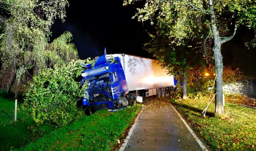 Vrachtwagen rijdt bomen uit de grond in Oeffelt en komt in voortuin tot stilstand.