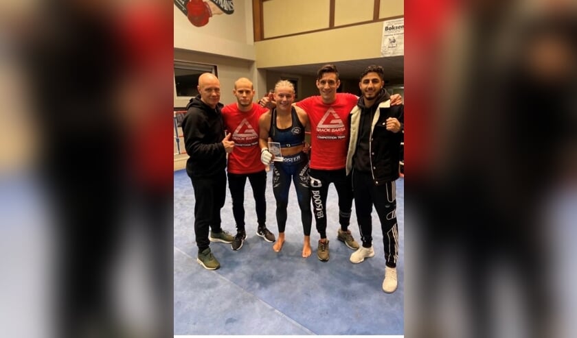 Senna van de Veerdonk (midden) na haar overwinning.