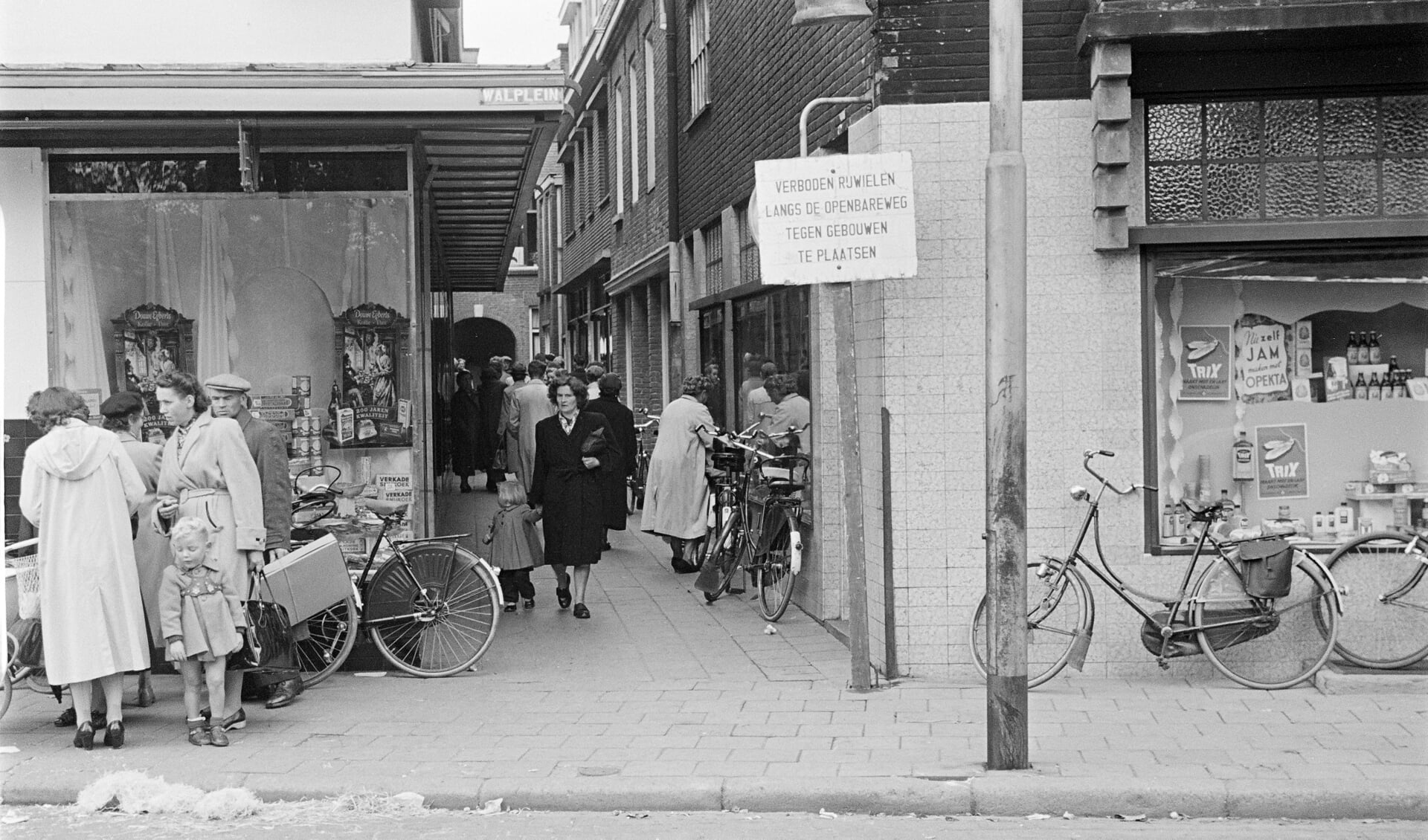 Een levendig Gengske in de jaren ’50, gezien vanaf het Walplein. Fotograaf Daan Scholte, collectie Stadsarchief Oss