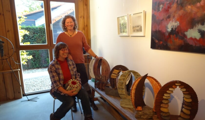 Ine van Grinsven en Yvonne Dolk bij het net binnengebrachte werk van Ine (foto: Ankh van Burk)