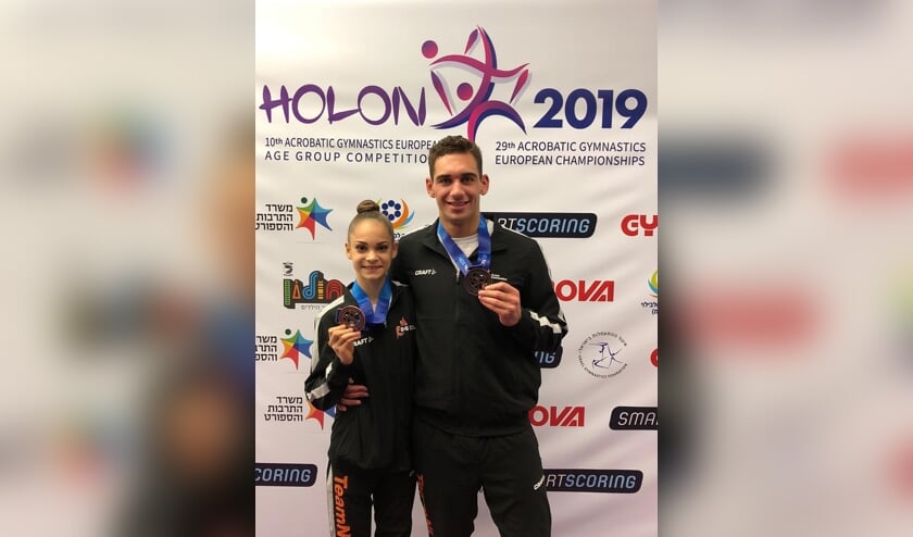 Een trotse Fenne en Stef met hun medaille.