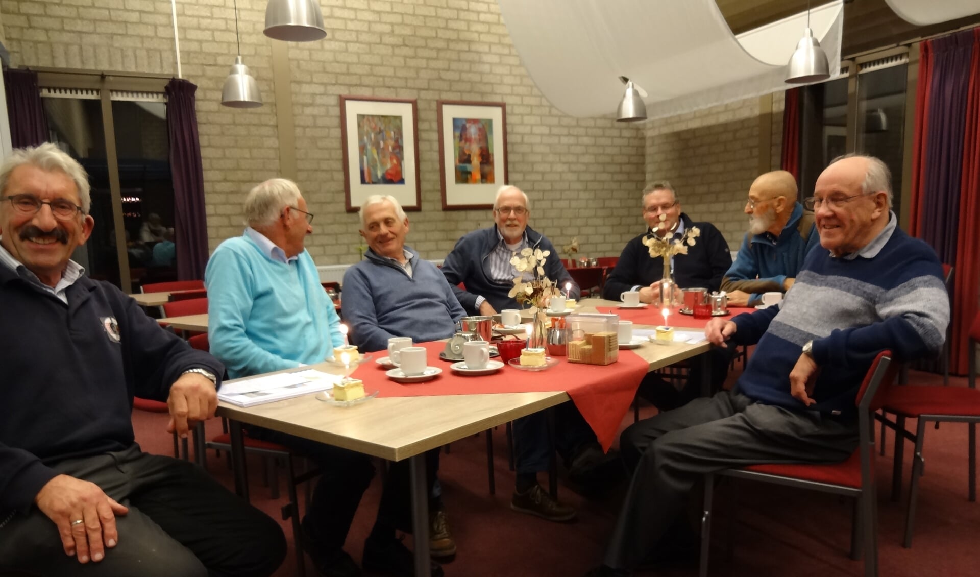 De Projectgroep 50 jaar Samen op Weg aan het gebak met kaarsje. (foto: Ankh van Burk)