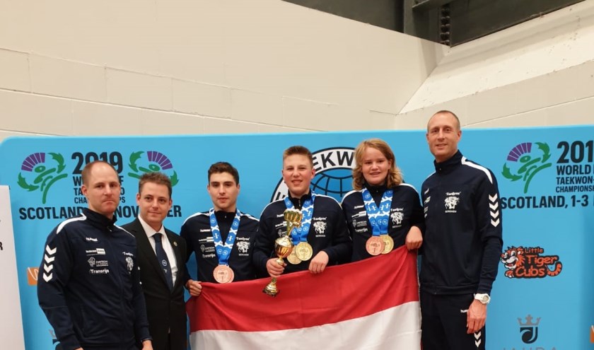 Het team van Taekyon Berghem, met Stef van den Berk in het midden achter de Nederlandse vlag.