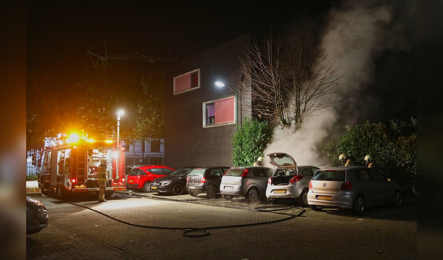 Autobrand aan het Moeshof in Berghem. (Foto: Gabor Heeres / Foto Mallo)