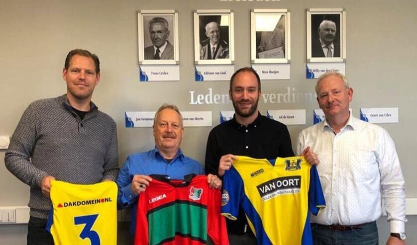 Gerard Broers en Dominique Scholten staan in het midden. (Foto: www.voetbalacademienec.nl)