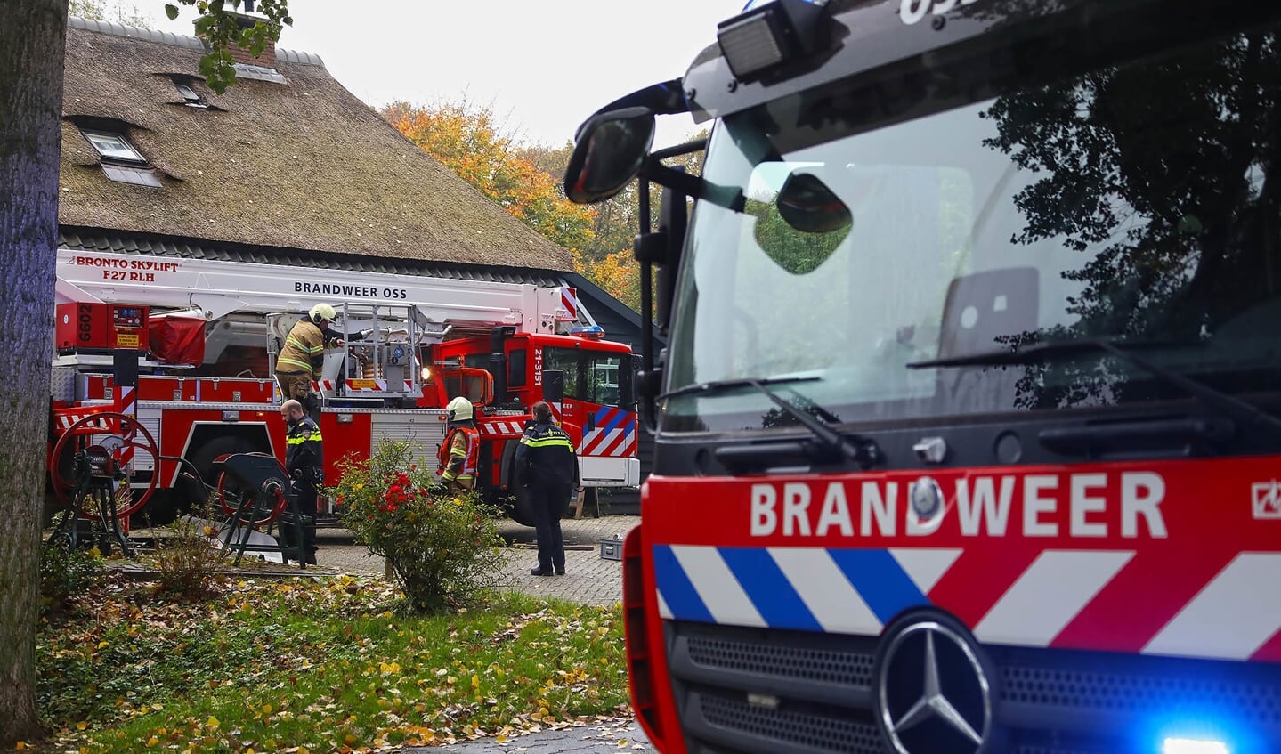 Schoorsteenbrand bij restaurant Montimar in Oss. (Foto: Gabor Heeres / Foto Mallo)