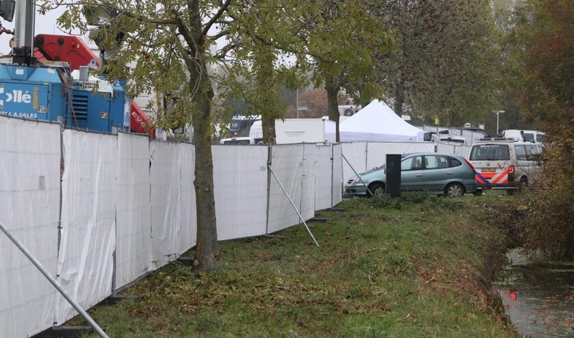 Grote politiemacht op woonwagenkamp Lith. (Foto: Gabor Heeres / Foto Mallo)