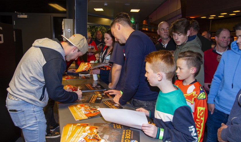 Fans stonden in de rij voor een handtekening. (foto: Ad van de Graaf)