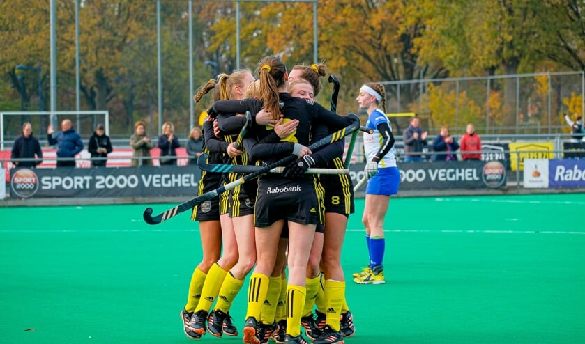 De dames kunnen hun geluk niet op na de 2-1.