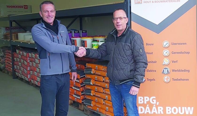 Hans Wijers (vestigingsleider Mastermate Boxmeer) en Giovanni Swanenberg (Geurts van Bergen) bij het afhaalpunt van Geurts van Bergen bij Mastermate aan de Romeinenstraat 22.01 in Beugen.