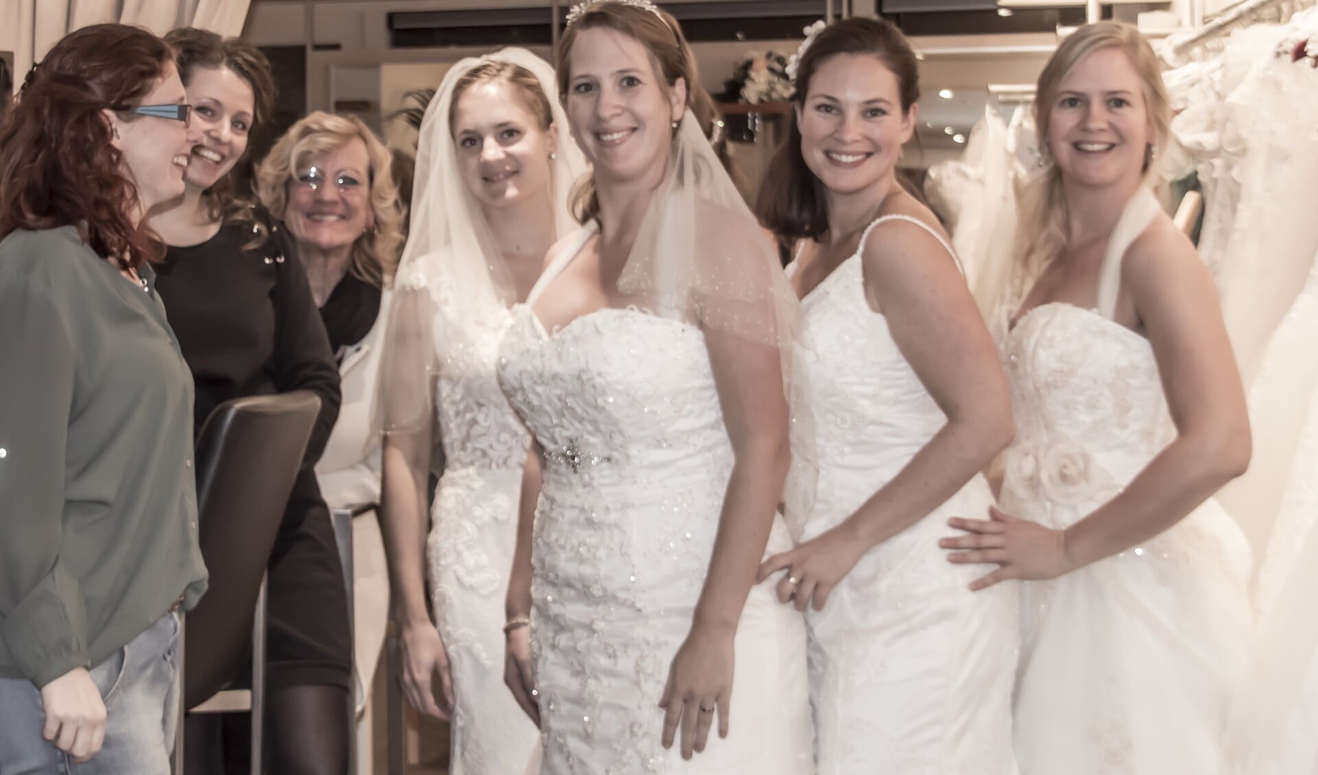 monteren Herkenning vergaan Het ultieme vriendinnen uitje: Bruidsjurken passen voor de fun! -  Adverteren Veghel | Stadskrant Veghel | Krant en Online
