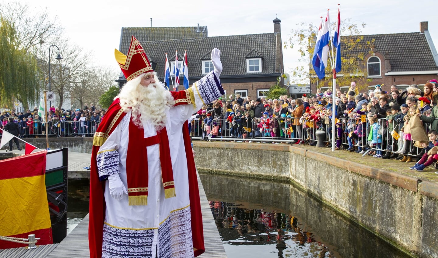 Sinterklaas arriveert in de Veghelse haven.