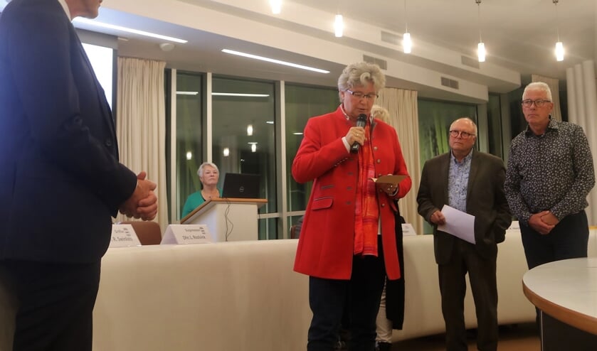 Marion Wierda (D66) biedt namens oppositie Graafse raad meer dan 1100 handtekeningen aan over opiniepeiling.